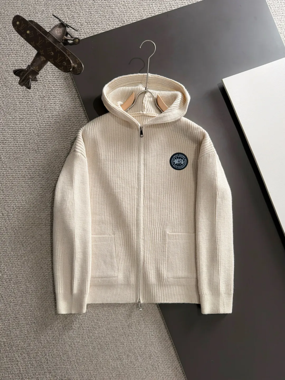 Next day shipment Big Goose high quality 2026 autumn and winter latest sweaters from the official website, on sale at the counter simultaneously Hot Sale! Specially made of wool blended fabric. It feels comfortable and can be directly in contact with the skin. The logo badge is exquisitely embroidered, which is extremely eye-catching! The details highlight the fashionable charm of big brands. Exquisite workmanship. Three-dimensional cutting style. The wearing effect is invincible and handsome! All three standards are complete! Sizes:M-3XL